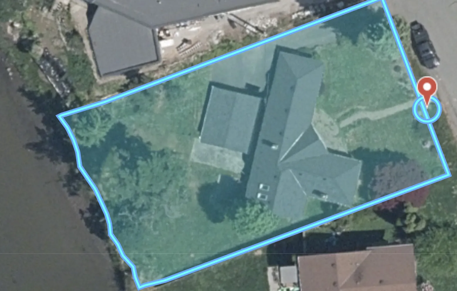 Aerial view of the property at 2818 Shoreline Rd with a highlighted boundary