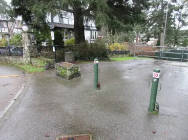 Entry to Tovey Shoreline Access area, looking south