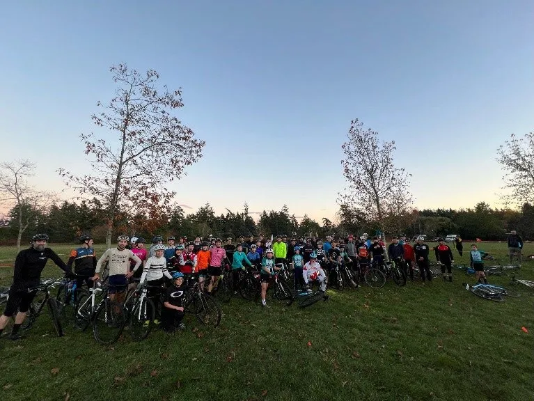 Large group of cyclists at the end of the Cross Club event