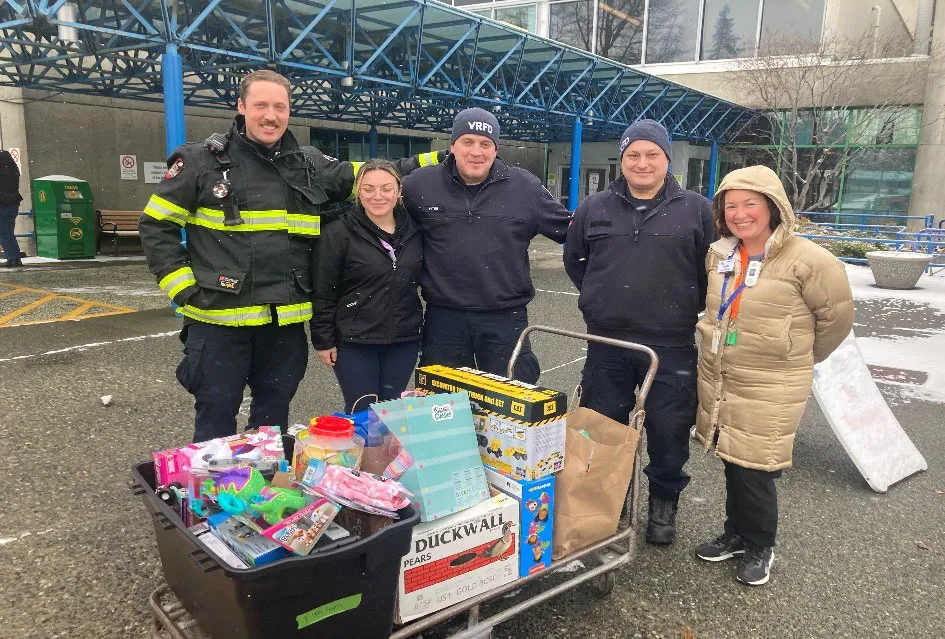Members with a cart full of toys at the Victoria General Hospital pediatric ward
