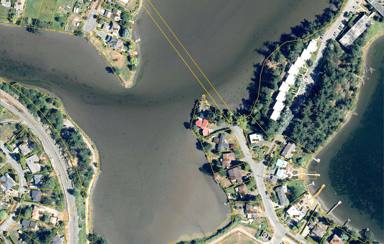 Aerial view map of 2820 Shoreline Dr and the surrounding shoreline and residential properties