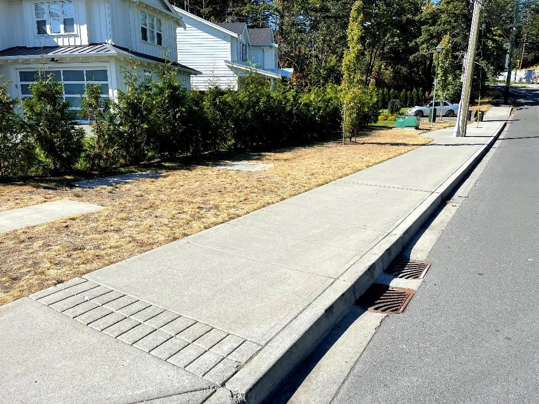 Sidewalk and boulevard area along Jedburgh Rd between Jedstone Pl and Island Hwy