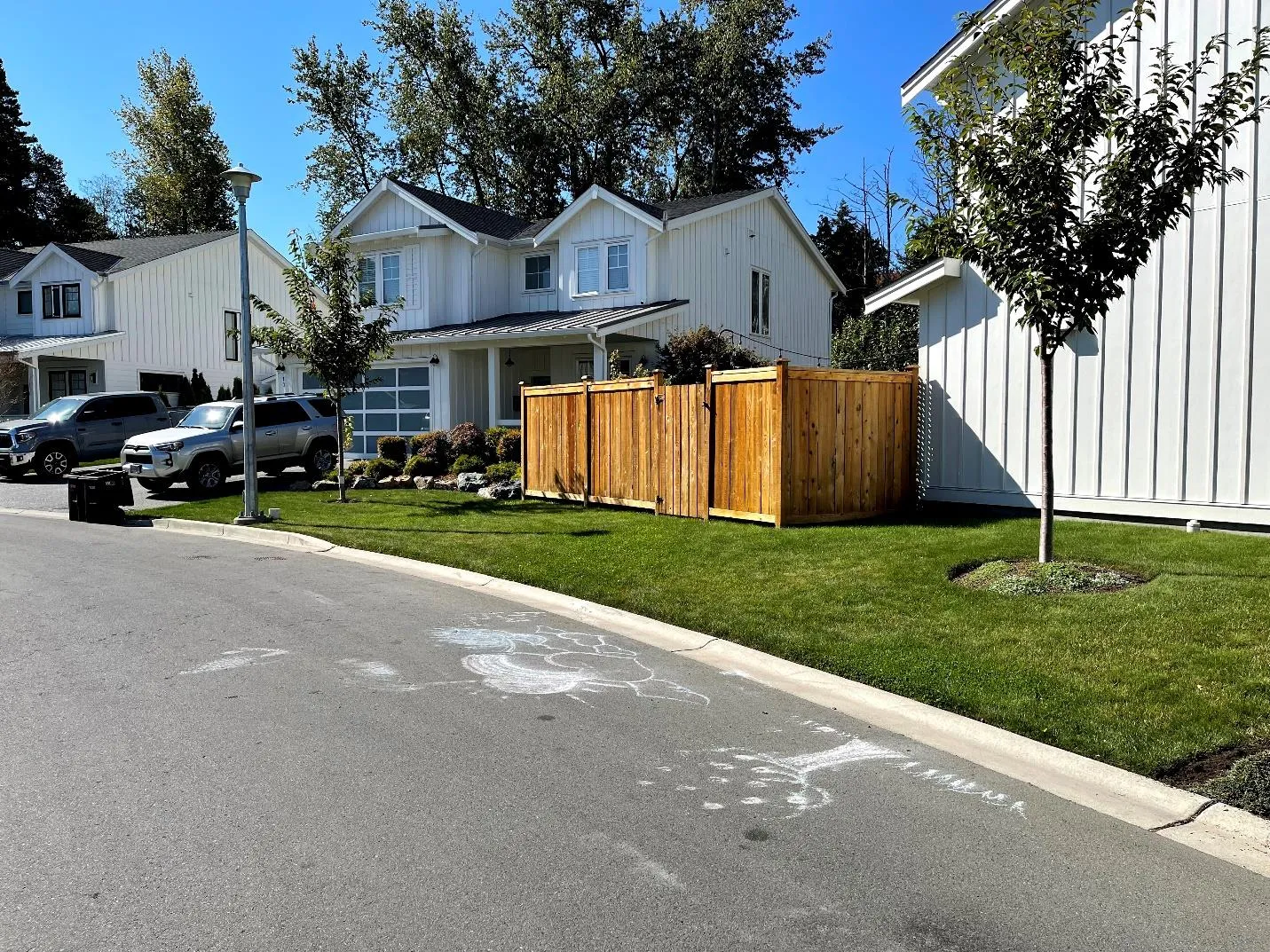 Jedstone Pl showing a location where a "No parking" sign was removed, marked with a red arrow