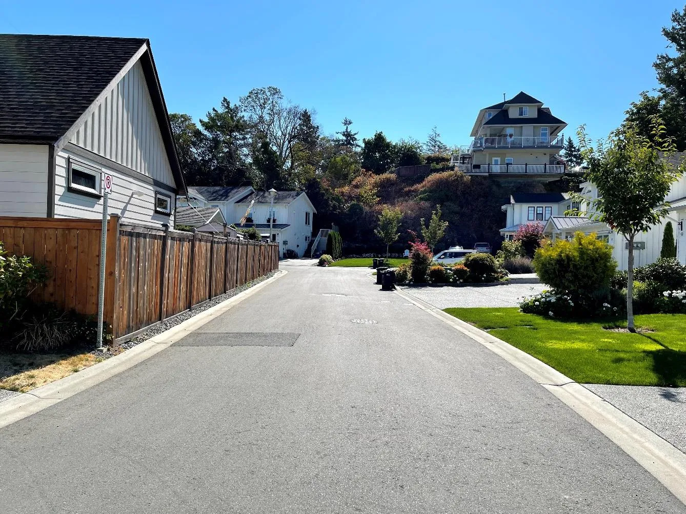 View down Jedstone Pl highlighting the fenced side with a "No parking" arrow and a green arrow pointing to an assumed parking area
