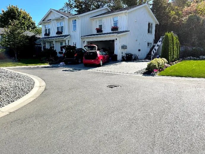 View of the hammerhead turn-around area at the end of Jedstone Pl