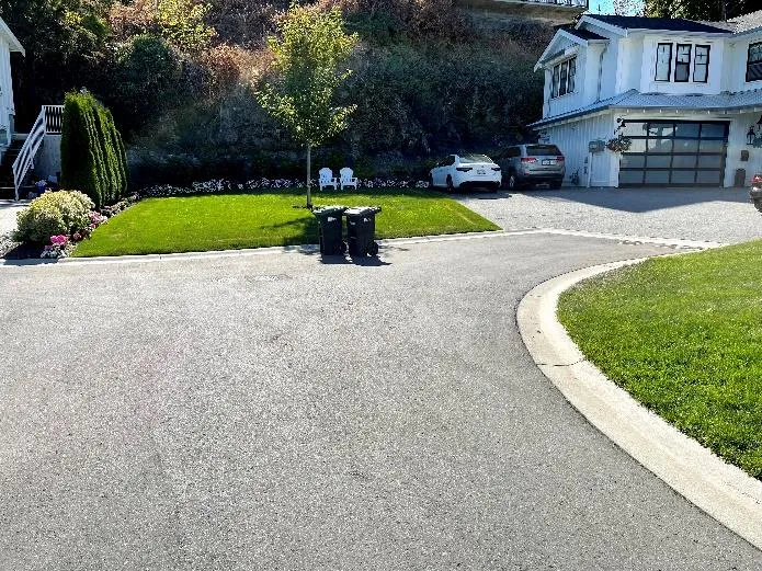 Alternate view of the hammerhead turn-around area at the end of Jedstone Pl