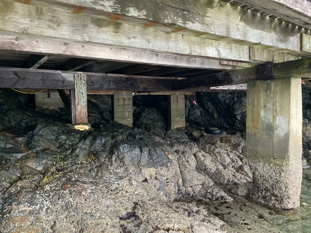 Front and mid support structures underneath the boathouse