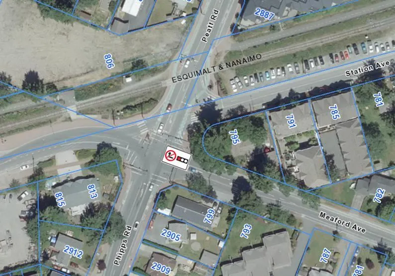 Aerial map of the Meaford Avenue at Phipps Rd/Peatt Rd intersection with an overlay of a 'no right turn on red' regulatory sign.