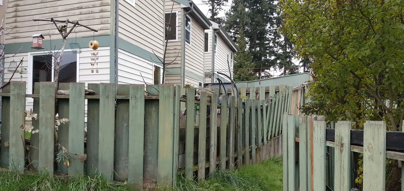 Photograph showing the condition of the existing wooden fence