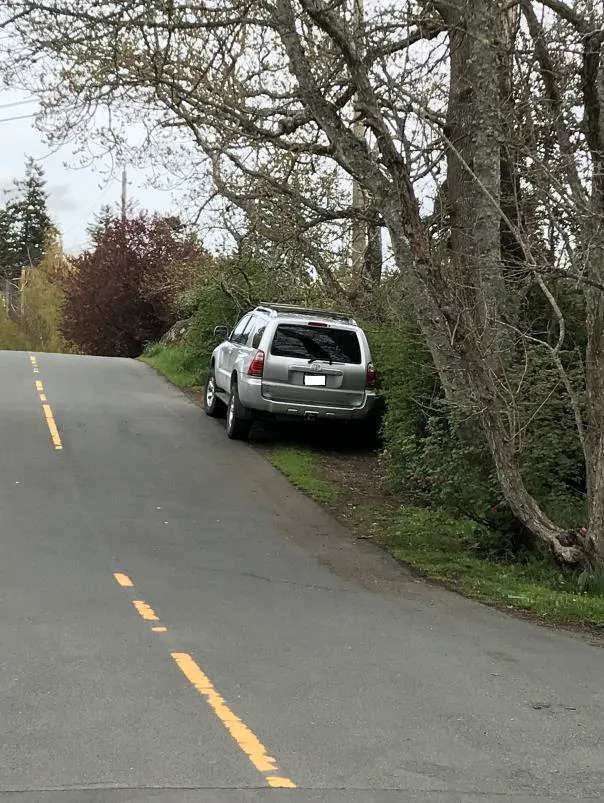 Photo depicting several vehicles parked on a road