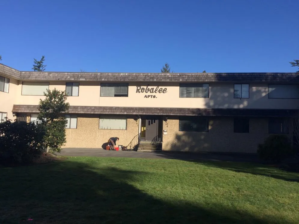 External view of the building "Robalee Apts." at 3 Helmcken Road