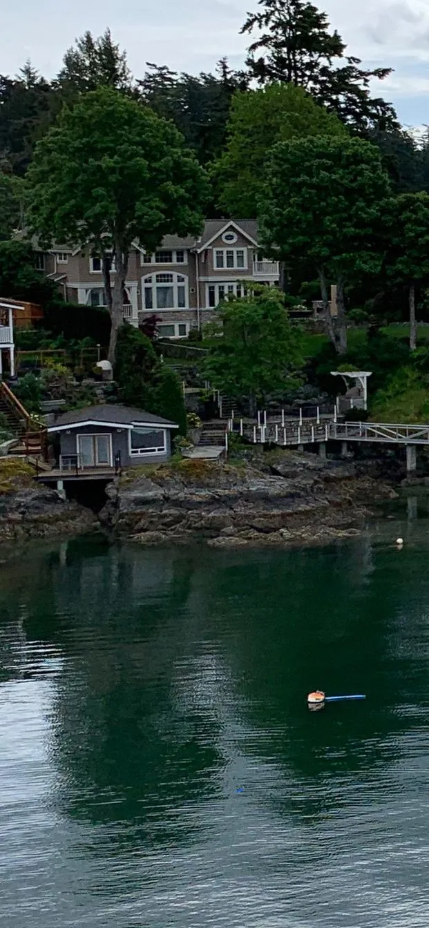 Second example of a neighbor's accessory building near the water