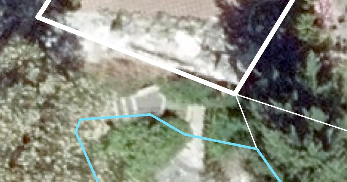 aerial map showing 4m distance from wall to natural boundary and 8m distance to tide approach