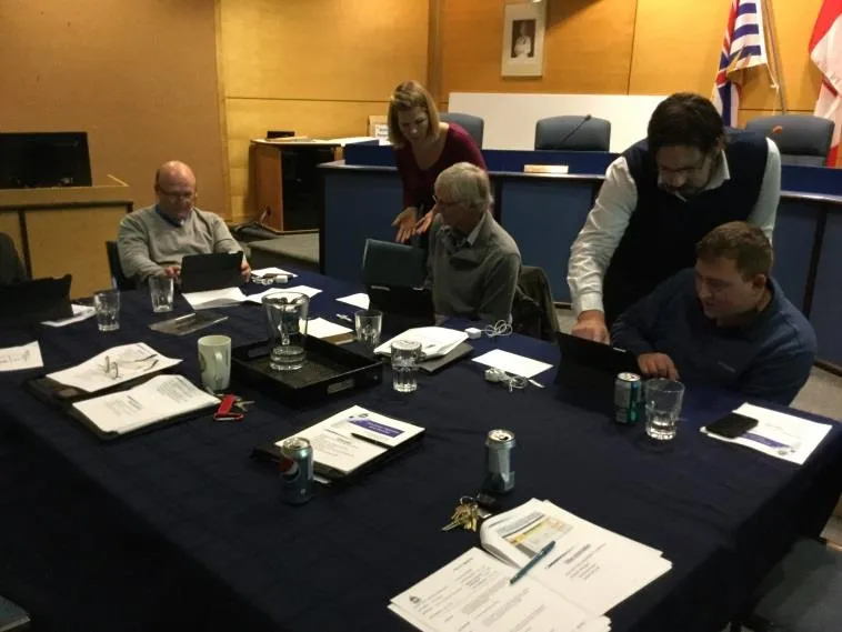 Group session for electronic agenda system training at a large table
