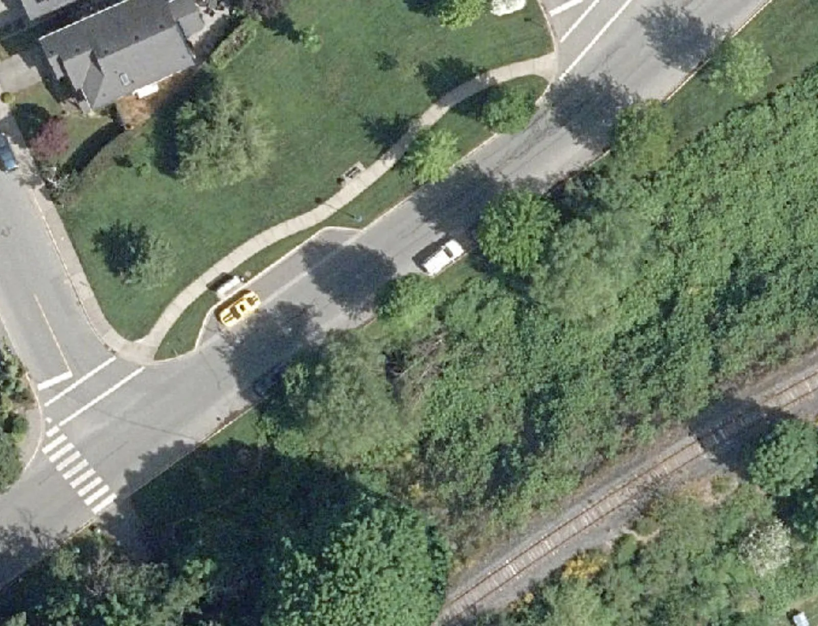 Satellite view of a street intersection with a crosswalk located near the railway corridor
