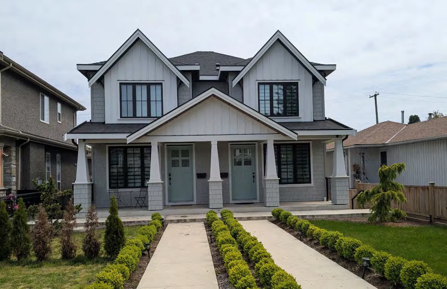 Photo of a modern 3-storey house-plex development