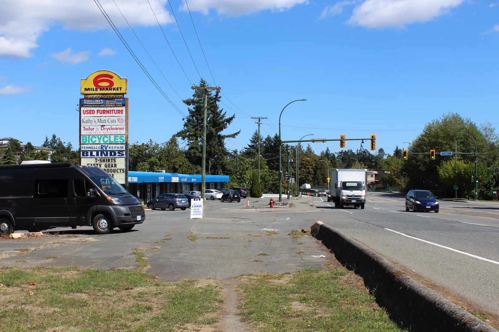 Photo of the Western Gateway Corridor showing the 6 Mile Market sign and local commercial businesses