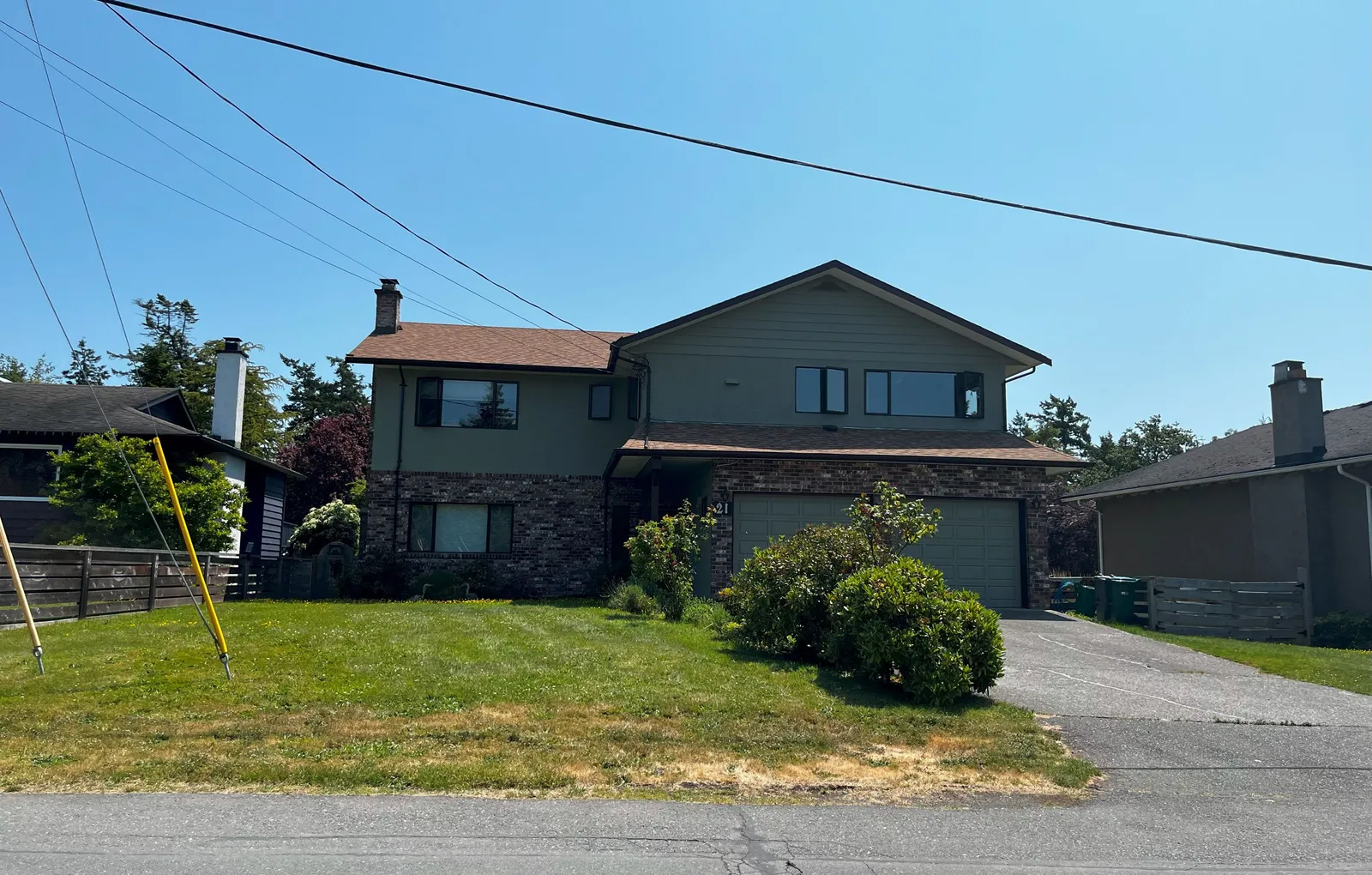 Photograph of the residential building and front yard at 21 Tovey Cres