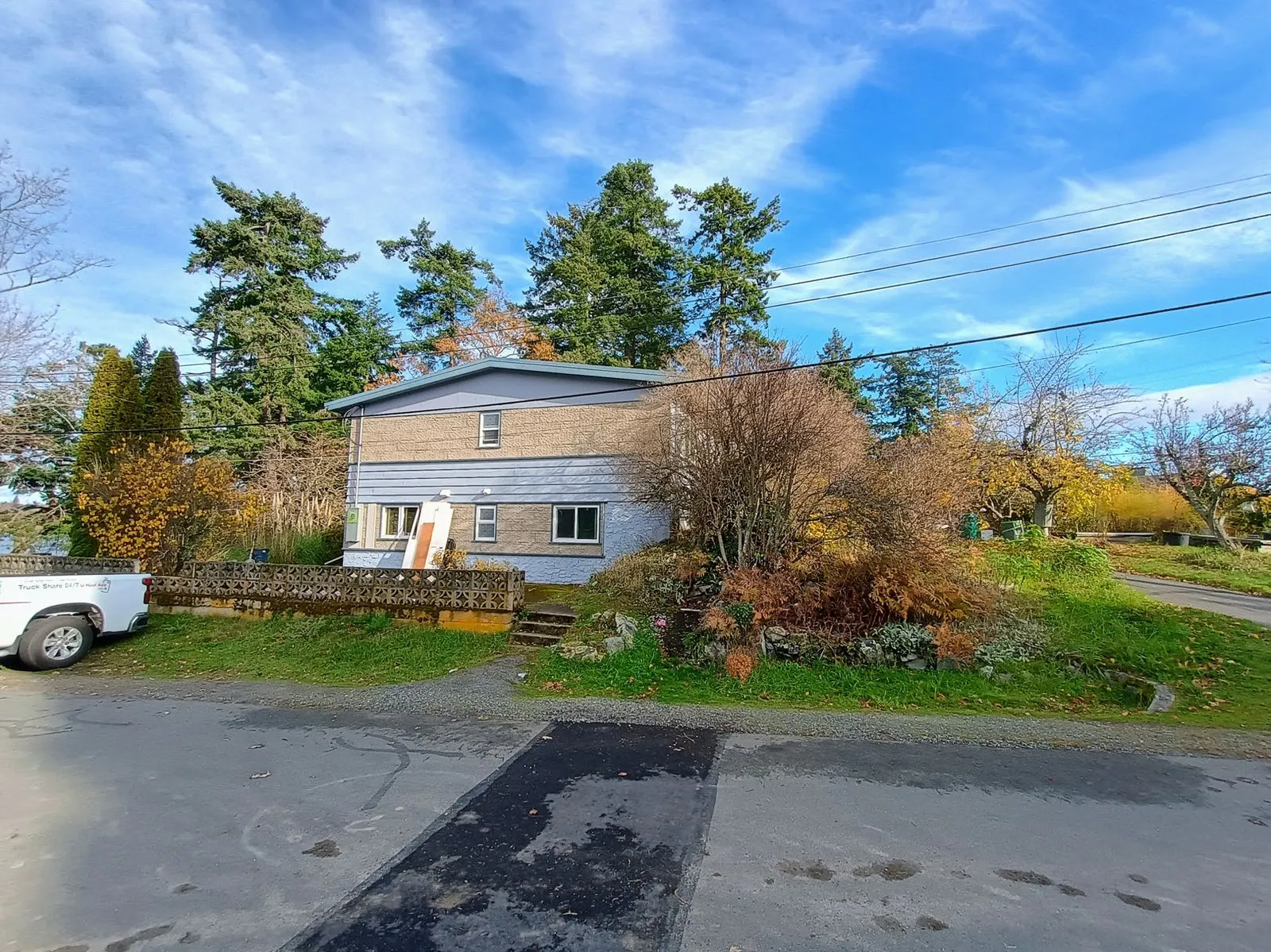 Inset aerial photo showing the subject property in relation to surrounding addresses