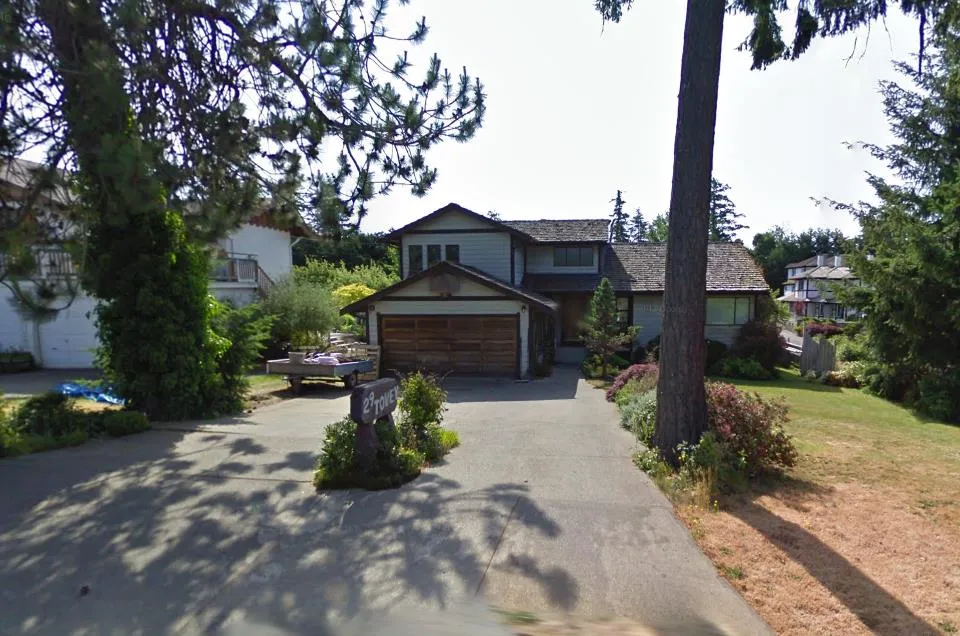 Google street view of a house and driveway from June 2009