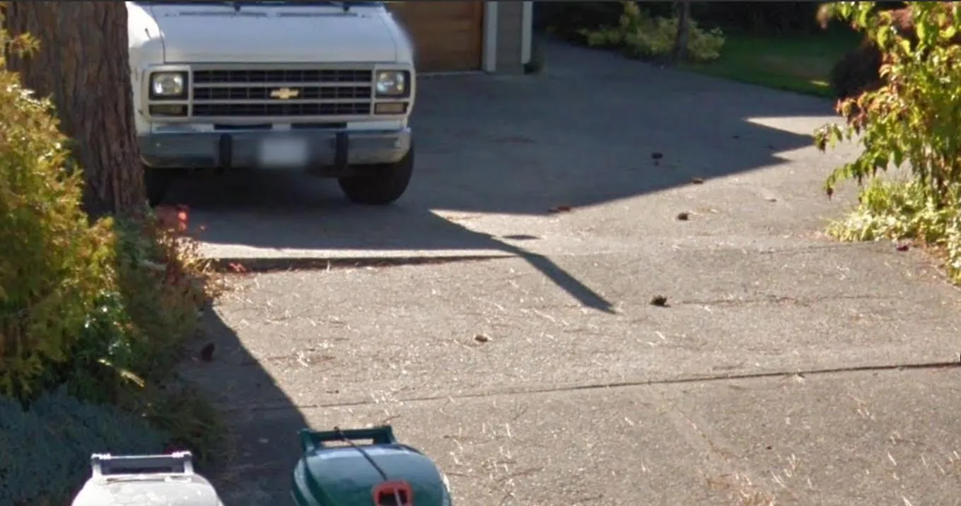 Different angle of driveway heaving with red arrows showing sections that haven't moved and yellow arrows showing heaving sections