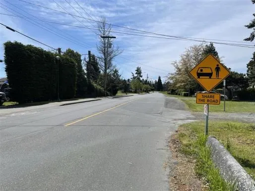 Chancellor Ave shared-use lane