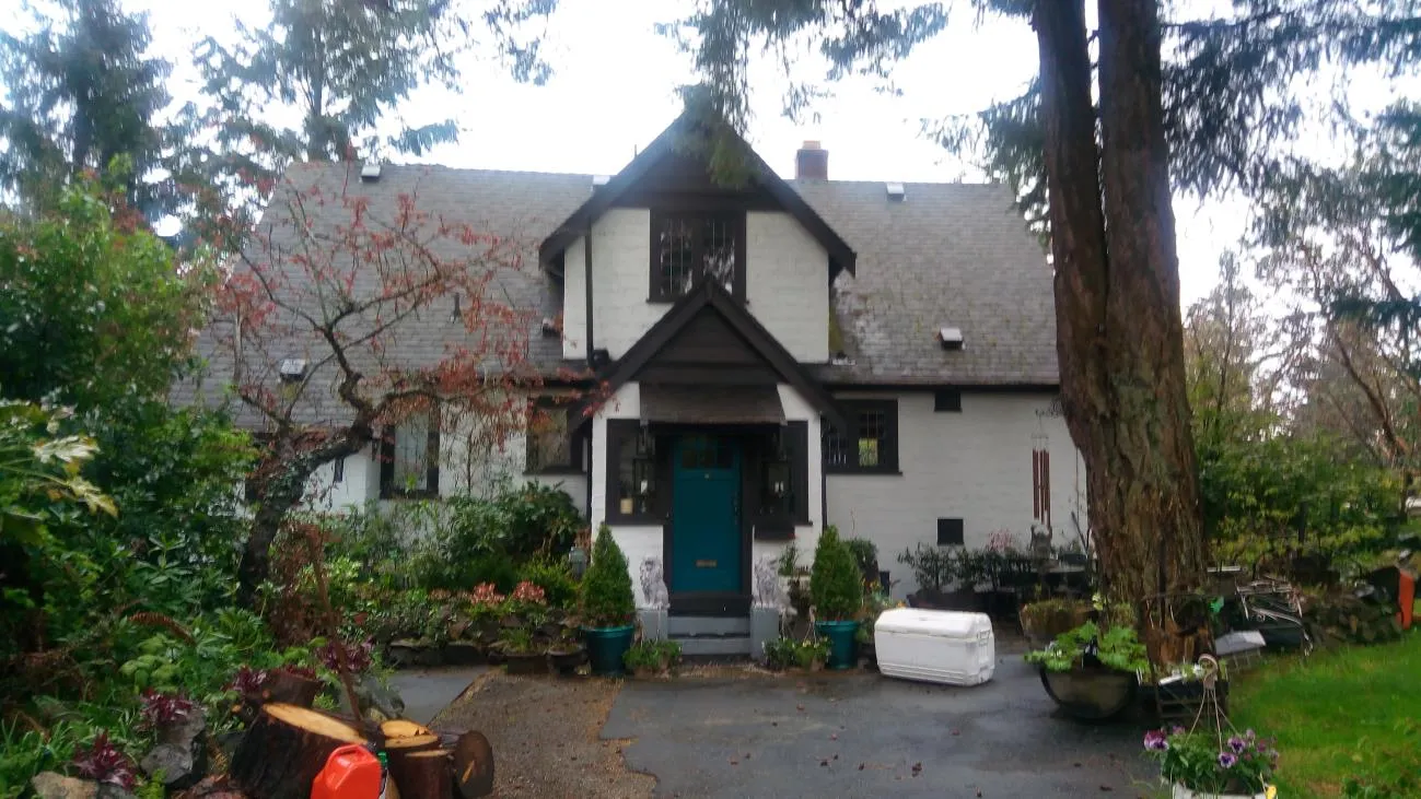 Figure 2. Existing dwelling. Proposed addition to be on the right of the building.