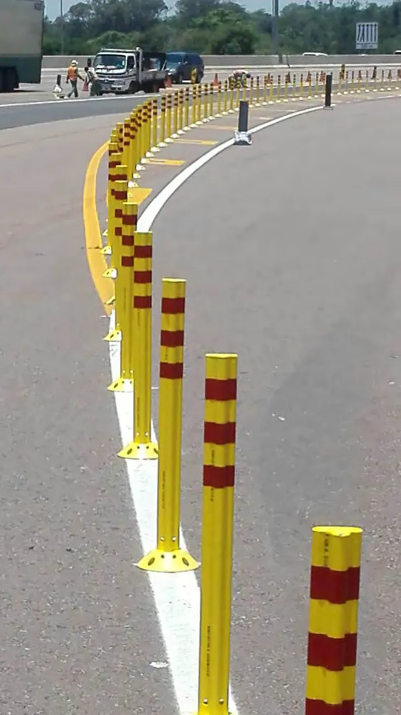 Clarification photo showing a row of yellow and red FG 300 posts installed along a road line to prevent left turns
